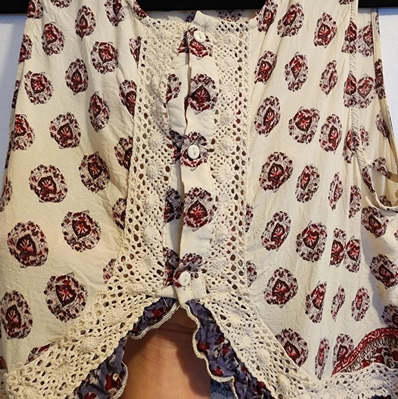 Cute top - Picture 3 of 3